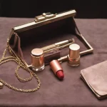 Jak zorganizować zawartość kopertówki — co zabrać na wieczó